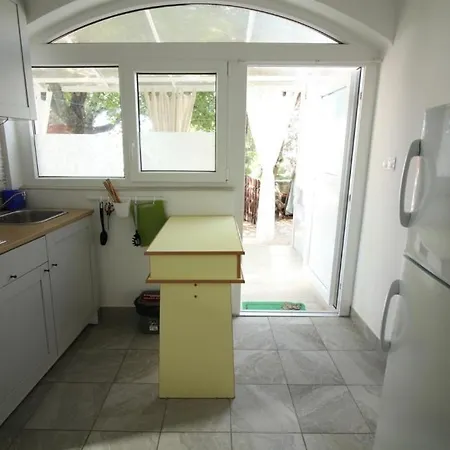 4693-2 For Max. 4 Pers. In *