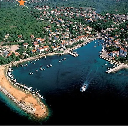 4693-2 For Max. 4 Pers. In Малинска