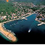 4693-2 For Max. 4 Pers. In Malinska